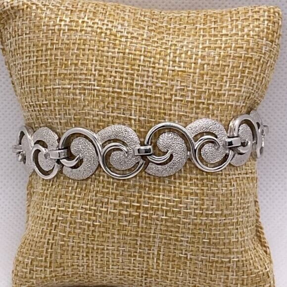Vintage Silver-Tone Textured Circle-Link Bracelet With Secure Clasp - Picture 1 of 11